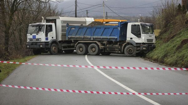 Kosova hükümetini protesto eden Sırpların kuzey bölgelerinde yolları kapatmak için kamyon ve TIR'larla oluşturduğu barikatlar  - Sputnik Türkiye