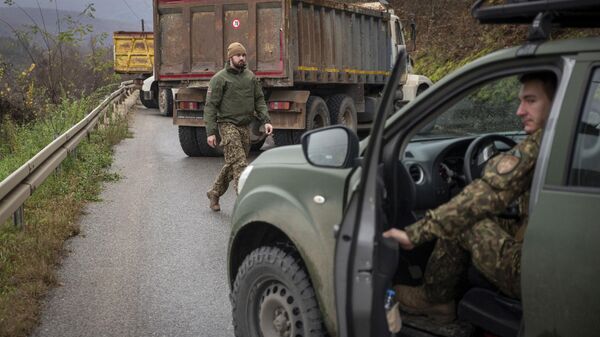 Kosova'nın kuzeyinde Sırpların ağır vasıtalarla oluşturduğu yol barikatları yakınında devriye gezen NATO önderliğinde çok uluslu barış gücü KFOR'a bağlı Letonyalı askerler  - Sputnik Türkiye