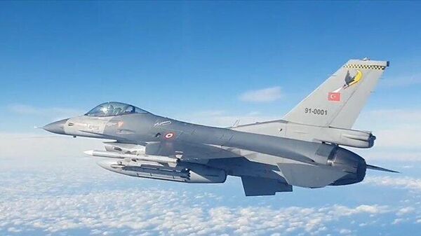Türk Silahlı Kuvvetleri'ne bağlı muharip ve destek uçakları, Ege'de uluslararası hava sahasında eğitim uçuşu gerçekleştirdi. - Sputnik Türkiye