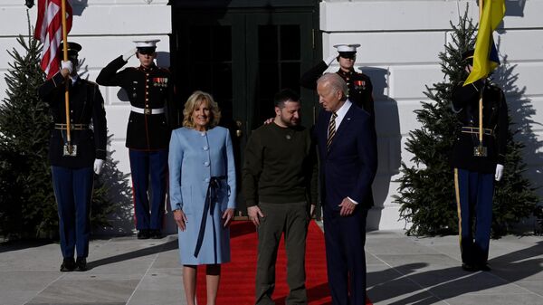  Ukrayna Devlet Başkanı Vladimir Zelenskiy, Beyaz Saray'da ABD Başkanı Joe Biden ve eşi Jill Biden tarafından karşılandı. - Sputnik Türkiye