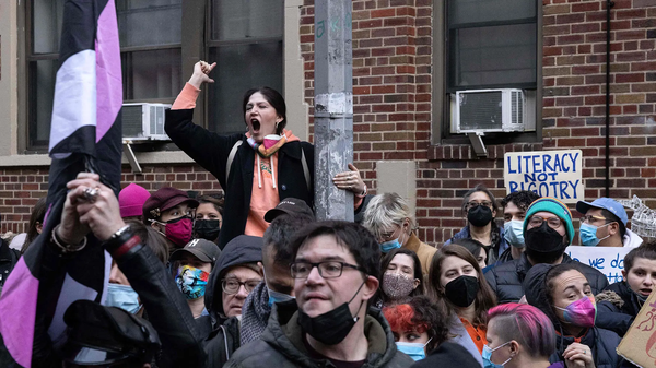 New York'un Queens bölgesindeki Jackson Heights halk kütüphanesi önünde toplanan kalabalık, 'drag queen' olarak adlandırılan, kadın kılığına giren erkeklerin çocuklara hikayeler okumasını protesto etti. - Sputnik Türkiye