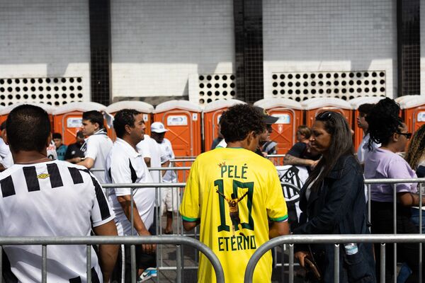 Sabahın erken saatlerinden itibaren çok sayıda taraftar Pele’nin cenazesini görmek ve efsane futbolcuya saygılarını sunmak adına stadyumun önünde uzun kuyruklar oluşturdu. - Sputnik Türkiye