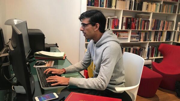 Rishi Sunak evinde masabaşında bilgisayarda çalışırken - Sputnik Türkiye