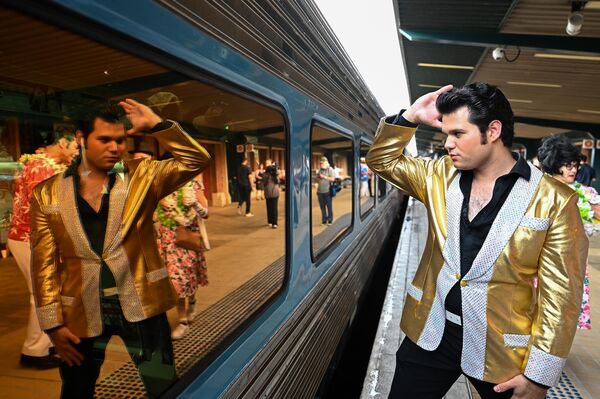 Festivale katılmak isteyen Elvis hayranları, Sidney kenti üzerinden festivalin yapıldığı şehre Elvis Ekspresi ile gidiyor. - Sputnik Türkiye