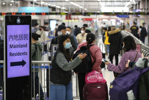 Çin ile Hong Kong arasındaki deniz ve karayolu trafiği de yeniden başladı. Birçok yolcu, Hong Kong&#x27;dan Çin&#x27;e seyahat etmek için havaalanlarına akın etti. Çin, sınırdan girişlerde son 48 saate ait negatif test sonucu ibraz edilmesini talep ediyor. Ancak yolcular, yeni düzenlemelerle birlikte artık merkezi karantina noktalarına götürülmeyecek. - Sputnik Türkiye