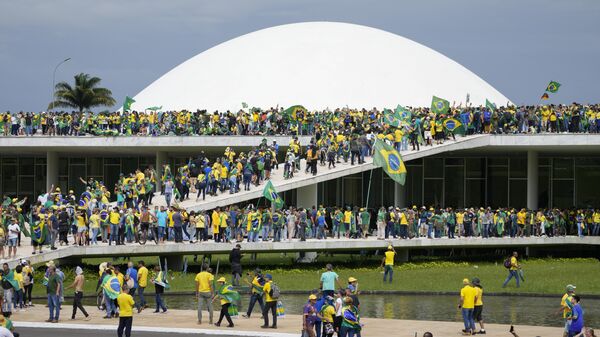 Brezilya'da eski Devlet Başkanı Jair Bolsonaro destekçisi yüzlerce kişi, Ulusal Kongre'ye baskın düzenledi. - Sputnik Türkiye