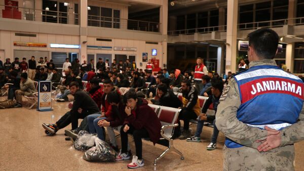 Türkiye'ye yasa dışı yollarla giren Afganistan uyruklu 272 kaçak göçmen, Erzurum'dan ülkelerine gönderildi. - Sputnik Türkiye