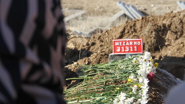 Elazığ'da tedavi gördüğü hastanede hayatını kaybeden 12 yaşındaki ağır zihinsel engelli kızın cenazesi, annesinin cenazeyi kabul etmemesi nedeniyle kimsesizler mezarlığına gömüldü. Elaziz Kültür Eğitim ve Yardımlaşma Derneği, kimsesizler mezarlığına defnedilen kızın mezarına karanfil bırakıp, Kur'an-ı Kerim okuyarak dua etti. - Sputnik Türkiye