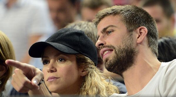 Shakira ile Gerard Pique çifti, 12 yıllık ilişkilerini bitirdiklerini geçen haziran ayında yayınladıkları ortak bir bildiriyle duyurmuştu. Çift, çocuklarının mutluluğu için özel hayatlarına saygı istemişti. Ancak bu, dedikoduları durdurmaya yetmedi. - Sputnik Türkiye