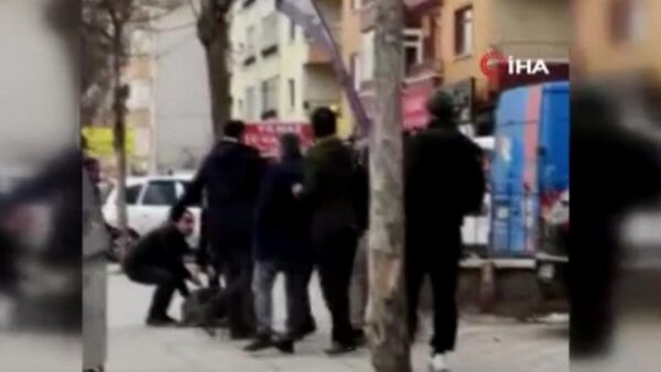 Ankara’nın Sincan ilçesinde kargolarının gelmediğini iddia eden çevre esnafı MNG Kargo çalışanlarını darp etti. - Sputnik Türkiye