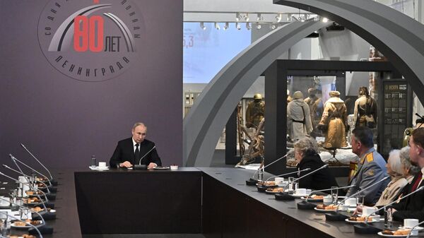 Президент РФ В. Путин принял участие в памятных мероприятиях, посвящённых 80-й годовщине прорыва блокады Ленинграда - Sputnik Türkiye