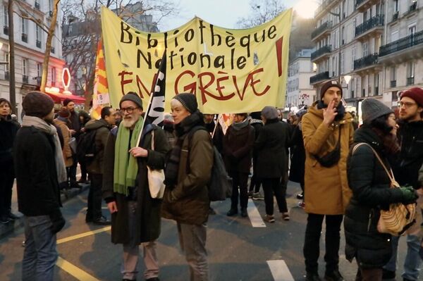 Fransa'da Başbakan Elisabeth Borne'un emeklilik yaşının 2030 yılına kadar 64'e çıkarılacağı yönündeki açıklamalarının ardından başkent Paris başta olmak üzere ülkenin çeşitli noktalarında protestolar düzenlendi. - Sputnik Türkiye