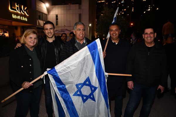 İsrail&#x27;in başkenti Tel Aviv&#x27;de binlerce kişi, Başbakan Benyamin Netanyahu hükümetinin &quot;yargıyı zayıflatma&quot; girişimlerini ve aşırı sağcı politikalarını protesto etti. - Sputnik Türkiye