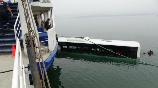 Malatya'da baraj gölüne uçan özel halk otobüsünün araç içi kamera görüntüleri ortaya çıktı.  - Sputnik Türkiye