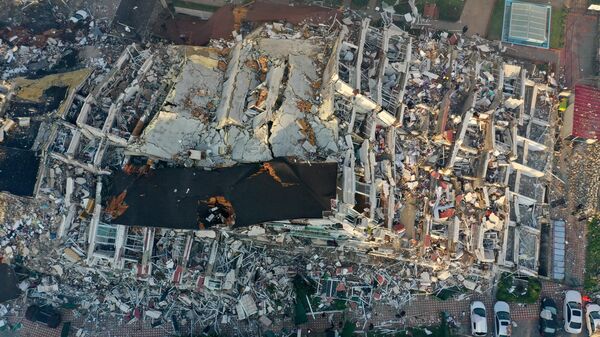Kahramanmaraş merkezli, 10 ili etkileyen 7,7 ve 7,6 büyüklüğündeki depremlerin ardından, Hatay'ın Antakya ilçesi Karasu Mahallesi'ndeki yıkılan binada arama kurtarma çalışmaları sürüyor.  - Sputnik Türkiye