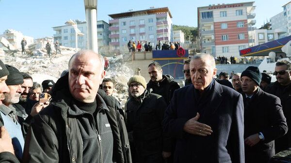 Cumhurbaşkanı Erdoğan depremin merkez üssü Pazarcık'ta incelemelerde bulundu - Sputnik Türkiye