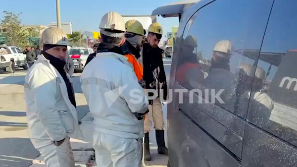 Madenciler, Hatay'da ulaşımdaki zorluklar sebebiyle enkaz alanlarına sivil araçları kullanarak gidiyor  - Sputnik Türkiye
