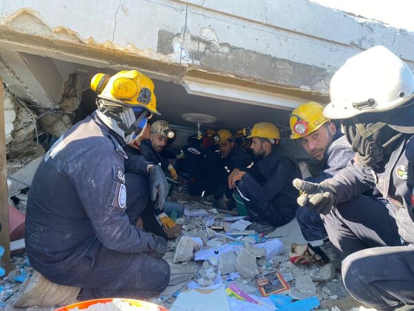 Türkiye'ye deprem için yurt dışından gelen ekipler çalışma yürüttü - Sputnik Türkiye