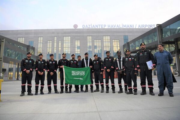 Türkiye’ye deprem için yurt dışından gelen ekipler çalışma yürüttü - Sputnik Türkiye