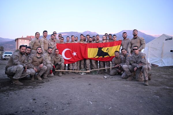 Türkiye'ye deprem için yurt dışından gelen ekipler çalışma yürüttü
 - Sputnik Türkiye