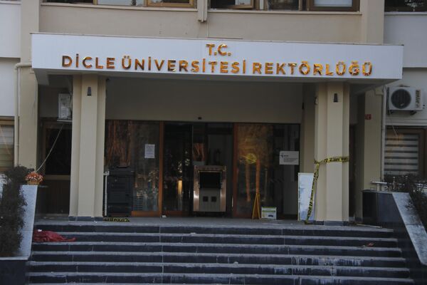Depremde hasar gören Dicle Üniversitesi'nin rektörlük binası boşaltıldı - Sputnik Türkiye