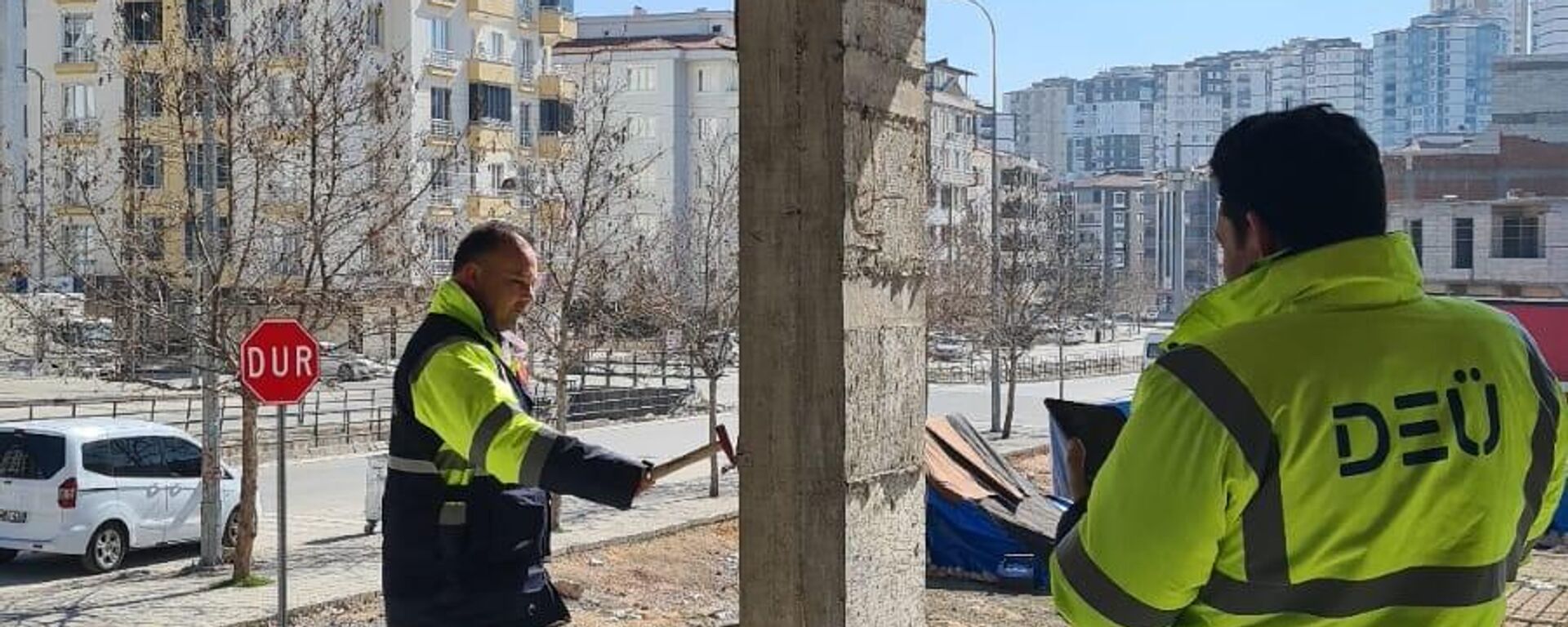 Dokuz Eylül Üniversitesi'nden (DEÜ) 25 kişilik ekip, Gaziantep'teki ilçelerde yapı stokunun incelenmesi ve hasar tespit çalışması için çalışma yapıyor. - Sputnik Türkiye, 1920, 20.02.2023