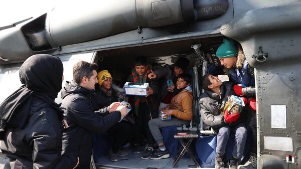 Çevre, Şehircilik ve İklim Değişikliği Bakanı Murat Kurum, depremde ağır hasar gören Gaziantep'in Nurdağı ilçesinde incelemelerde bulunduğu sırada, yanına gelen bir grup depremzede çocuğun helikoptere binme isteğini yerine getirdi. - Sputnik Türkiye