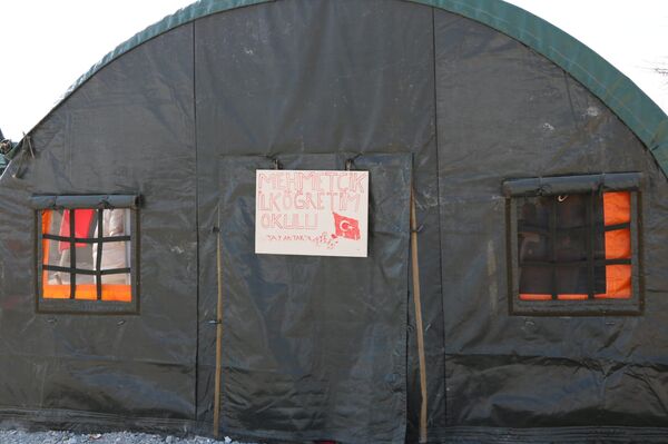 Merkezdeki bir çadır kentte okula gidemeyen çocuklar için Mehmetçik İlkokulu kuruldu. - Sputnik Türkiye