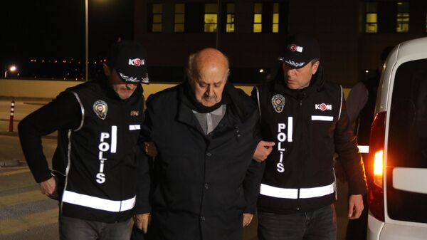 Kahramanmaraş depremlerinde, Hatay’da yıkılan ve 105 kişinin öldüğü Farklı Yaşam Rende Sitesi’nin toprak sahibi Arif Sami Rende (84), yaş haddi nedeniyle serbest bırakılmasının ardından tekrar gözaltına alındığı Eskişehir’de tutuklandı. - Sputnik Türkiye