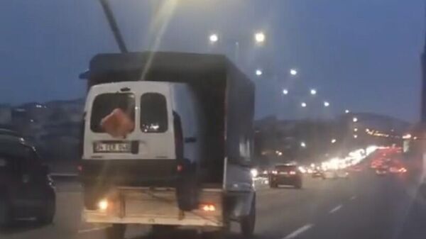 FSM Köprüsü’nde kamyonetin kasasında araç taşıdı - Sputnik Türkiye