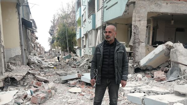 Depremde mahalle yıkıldı geriye sadece muhtar kaldı - Sputnik Türkiye