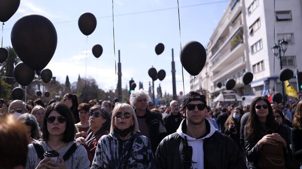 Yunanistan'da tren kazası: 5 Mart'ta Atina'da parlamento önünde toplanan binlerce kişi kurbanlar için saygı duruşunda bulunup siyah balonları havaya bırakırken - Sputnik Türkiye