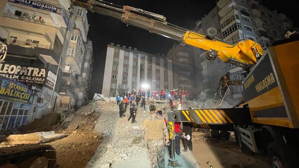 Kahramanmaraş merkezli 6 Şubat'ta meydana gelen depremlerden etkilenen kentte Haliliye ilçesindeki bir bina çöktü - Sputnik Türkiye