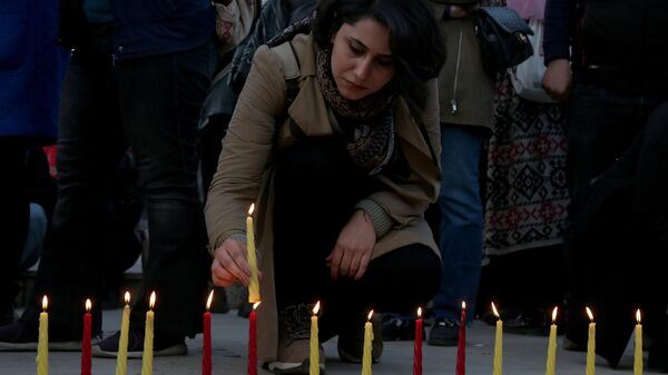 Diyarbakır’da kadınlar, 8 Mart eyleminde depremde yaşamını yitirenler anısına mum yaktı - Sputnik Türkiye