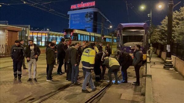 Cevizlibağ'da tramvayın raydan çıkması sonucu Kabataş-Bağcılar hattında seferler aksadı. - Sputnik Türkiye