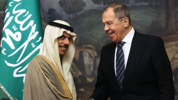 Rusya Dışişleri Bakanı Sergey Lavrov, Suudi mevkidaşı Feysal bin Ferhan El-Saud  - Sputnik Türkiye