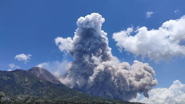  Endonezya'da en aktif yanardağlardan Merapi'de patlama meydana geldi. Yanardağ, kül ve duman püskürttü.
 - Sputnik Türkiye