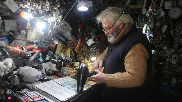 Kastamonu'da yaşayan 70 yaşındaki elektrik ustası, 50 yıldır tamir için bırakılan ve unutulan eşyaları iş yerinde biriktiriyor.  - Sputnik Türkiye