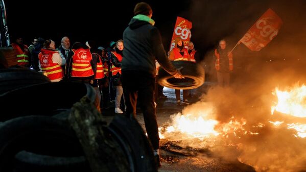 Fransa'da göstericiler köprüyü trafiğe kapatarak eylem yaptı - Sputnik Türkiye