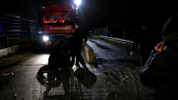 Fransa'da göstericiler köprüyü trafiğe kapatarak eylem yaptı - Sputnik Türkiye