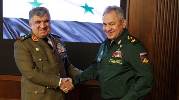 Rusya Savunma Bakanı Sergey Şoygu, Moskova'da bulunan Suriye Savunma Bakanı Ali Mahmud Abbas'la askeri işbirliğini ele aldı - Sputnik Türkiye