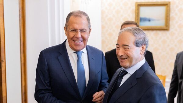 Rusya Dışişleri Bakanı Sergey Lavrov, Suriye Devlet Başkanı Beşar Esad'ın Moskova ziyaretindeki heyette yer alan Dışişleri Bakanı Faysal Mikdad'la bir görüşme gerçekleştirdi - Sputnik Türkiye