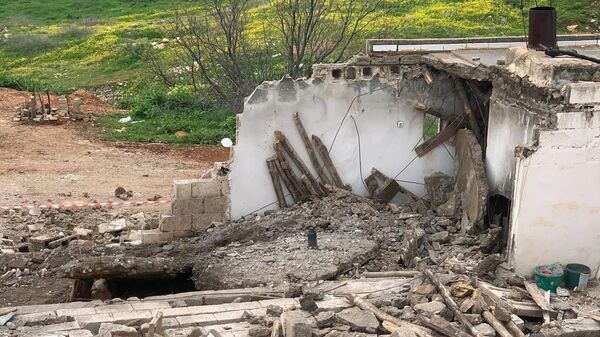 Depremde hasar alan depoya çivi çakarken beton blok üzerine çöktü - Sputnik Türkiye