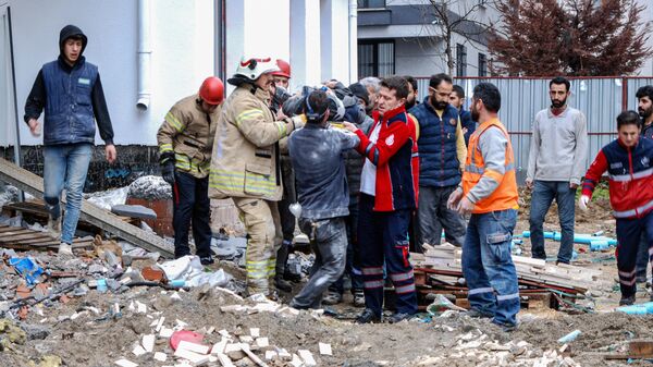 İstanbul Kartal'da inşaat halindeki binanın asansör boşluğuna düşen işçi, itfaiye ekiplerince kurtarıldı. İtfaiye ekipleri, işçiyi düştüğü asansör boşluğundan çıkardı. Sağlık ekiplerince ilk müdahalesi olay yerinde yapılan Kırmızıgül, daha sonra Kartal Dr. Lütfü Kırdar Şehir Hastanesine kaldırıldı.
 - Sputnik Türkiye