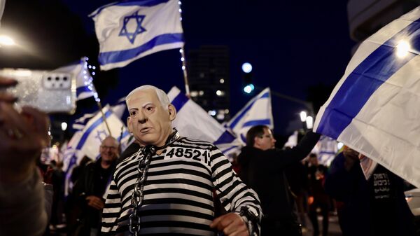 İsrail'de Başbakan Binyamin Netanyahu hükümetinin yargının yetkilerini kısıtlayan yasal düzenlemelerine karşı protestolar sürüyor. Tel Aviv'de toplanan göstericiler, ellerinde İsrail bayrakları taşıyarak meşaleler yaktı.
 - Sputnik Türkiye
