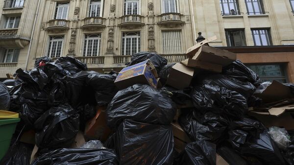 Fransa'daki emeklilik reformu protestoları kapsamında Paris'teki çöp toplayıcılarının grevi, başkentte binaların girişlerini kapayan çöp dağları oluşmasına yol açtı.  - Sputnik Türkiye
