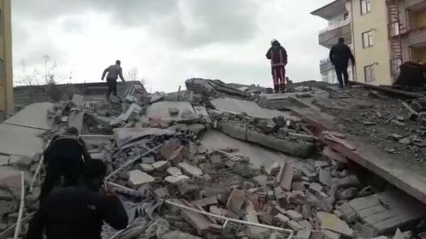 Malatya'da 4 katlı bir bina çöktü - Sputnik Türkiye
