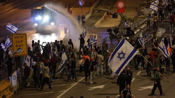 İsrail'de Başbakan Benyamin Netanyahu'nun yargının yetkilerini kısıtlayan tartışmalı düzenlemesine karşı çıkan on binlerce kişi, gösterilerin 12. haftasında yine sokaklara döküldü. - Sputnik Türkiye