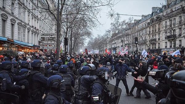 Fransa'da hükümetin tartışmalı emeklilik reformuna karşı düzenlenen gösterilerde 201 kişi gözaltına alındı. - Sputnik Türkiye