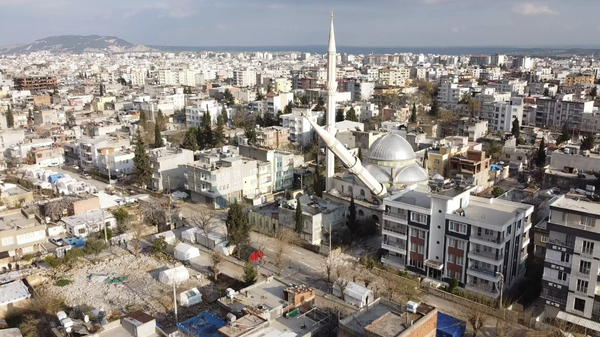 Kontrollü yıkımda yüzde 10'luk sapma oldu: Minare evin üzerine devrildi - Sputnik Türkiye